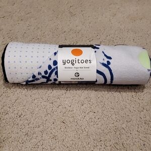 manduka yogitoes Skidless Yoga Mat Towel in White and Navy